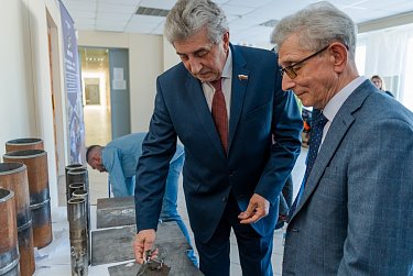 Спикер ЗС Сергей Грачев наградил лучших сварщиков